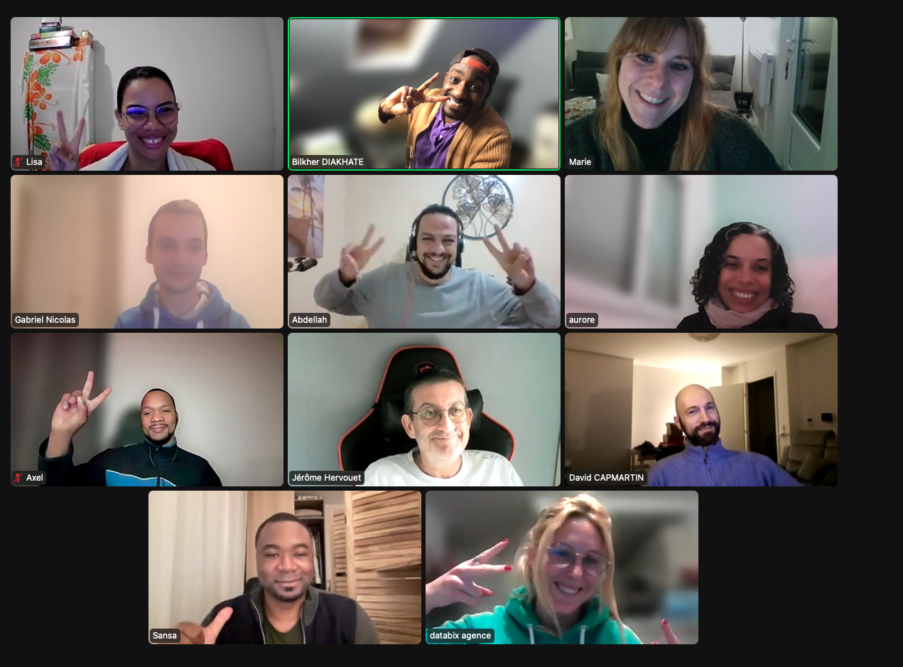 Restitution d'un membre du Collectif Pareto devant le groupe pendant la formation SEO Pareto pour freelances